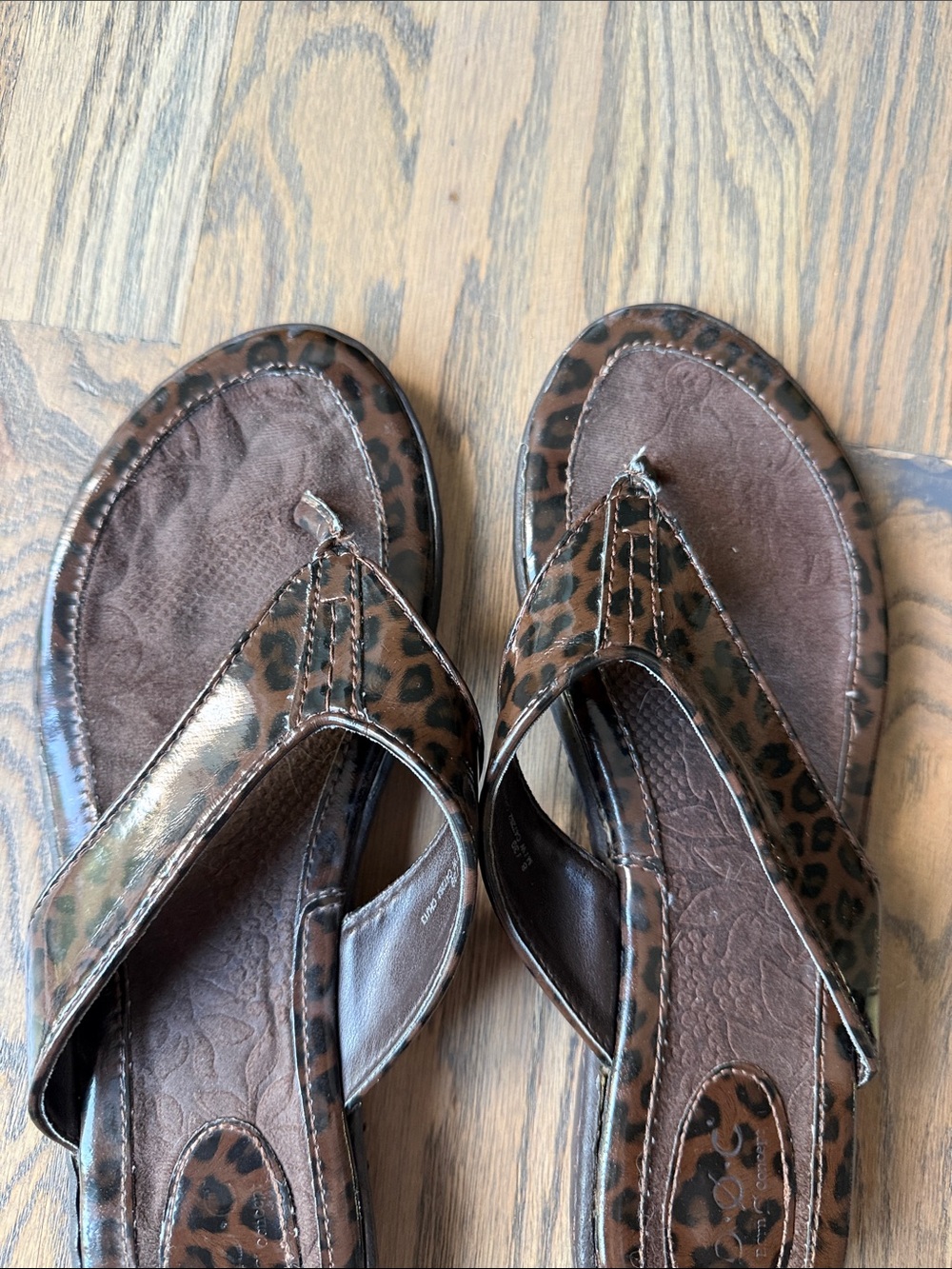 Women’s BORN Leopard Print Flip Flop Sandals - Picture 5 of 6